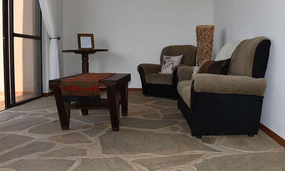 Cheetah View Lodge Otjiwarongo Extérieur photo
